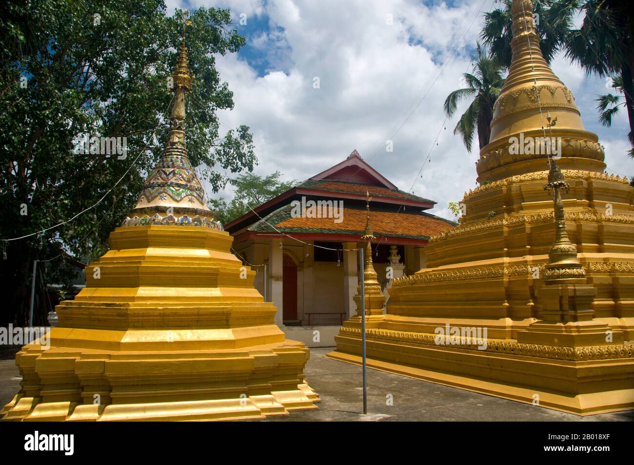 Thaïlande: Le temple birman de Wat Sai Mun Myanmar, Chiang Mai. Dans le coin sud-est de la vieille ville de Chiang Mai se trouve Wat Myanmar, un bel exemple d'un temple birman de 19th siècles qui ne serait pas hors de la place à Mandalay. Ce temple est principalement associé à la tradition burman des plaines dans la ville, et des photos de la Pagode Shwedagon et de la Pagode Sule à Yangon (Rangoon) ornent les murs. Banque D'Images