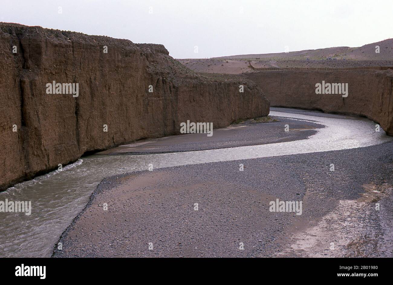 Chine : la gorge de la rivière Taolai marquant la fin de la Grande Muraille de Ming près du fort de Jiayuguan. Jiayuguan, le «premier et plus grand passage sous le ciel», a été achevé en 1372 sur les ordres de Zhu Yuanzhang, le premier empereur Ming (1368-1398), à marquer la fin de la Grande Muraille de Ming. C’était aussi les limites mêmes de la civilisation chinoise et les débuts des terres «barbares» extérieures. Pendant des siècles, le fort n'était pas seulement d'importance stratégique pour les Chinois Han, mais aussi d'importance culturelle. C'était le dernier endroit civilisé avant l'obscurité. Banque D'Images