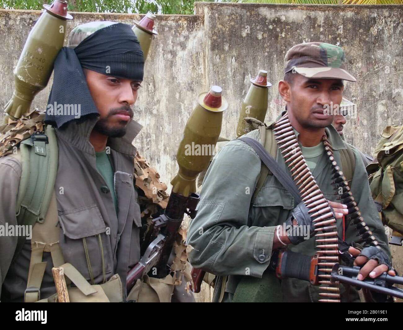 Sri Lanka : des soldats de l'Armée sri lankaise lourdement armés se préparant à progresser dans les positions des LTTE, c. 2008. Photo du ministère de la Défense du Sri Lanka (Licence CC By-sa 3,0). La guerre civile sri-lankaise est un conflit qui a eu lieu sur l'île de Sri Lanka. À partir du 23 juin 1983, il y a eu une insurrection sans fin contre le gouvernement par les Tigres de libération de l'Eelam tamoul (LTTE, également connus sous le nom de Tigres tamouls et d'autres groupes rebelles), Organisation militante séparatiste qui a lutté pour créer un État tamoul indépendant nommé Tamil Eelam dans le nord et l'est de l'île. Banque D'Images