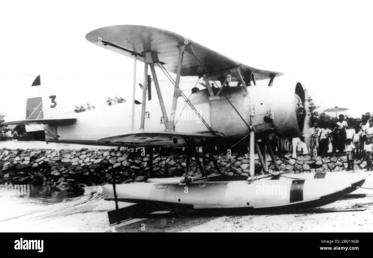 Thaïlande: Un hydravion dressé sur la plage de Phuket, 1939. Phuket, anciennement connu sous le nom de Talang et, dans des sources occidentales, Junk Ceylon (une corruption de la Malay Tanjung Salang, c'est-à-dire le cap Salang), est l'une des provinces méridionales (changwat) de la Thaïlande. Les provinces voisines sont (du nord dans le sens des aiguilles d'une montre) Phang Nga et Krabi, mais comme Phuket est une île, il n'y a pas de frontières terrestres. Phuket, qui est approximativement de la taille de Singapour, est la plus grande île de Thaïlande. L'île est reliée à la Thaïlande continentale par deux ponts. Il est situé au large de la côte ouest de la Thaïlande, dans la mer d'Andaman. Banque D'Images
