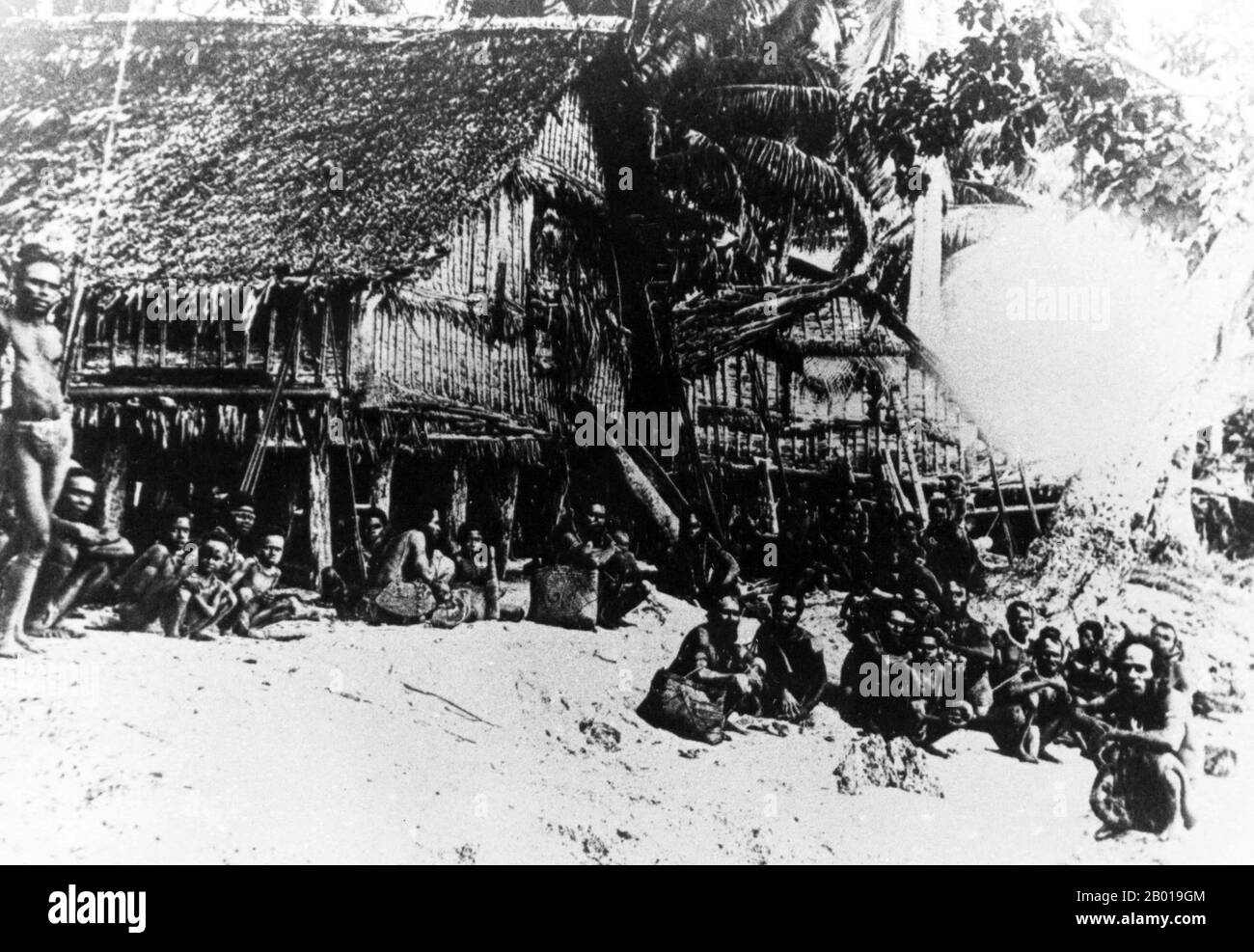 Thaïlande: Chao Thalae 'sea Gypsiess', Phuket, début du 20th siècle. Les «sea Gypsies» ou Moken de la mer d'Andaman, connus en thaï sous le nom de chao thalae ou de «peuple de la mer», sont divisés en trois groupes. Ils sont entre 4 000 et 5 000, ils ne vivent que sur la côte, soit dans des huttes au bord de la côte, soit dans des bateaux qui sillonnent les eaux côtières de l'archipel de Mergui en Birmanie aux îles Tarutao en Thaïlande du Sud. Le plus grand groupe de Gypsy de mer est le Urak Lawoi, qui se chiffre autour de 3 000. Ils vivent dans des cabanes simples sur des plages s'étendant au sud de Phuket aux îles Tarutao. Banque D'Images
