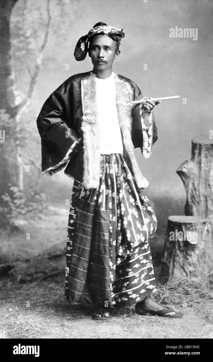 Birmanie/Myanmar: Portrait en studio d'un jeune Burman avec un cheroot. Photo de Philip Adolphe Klier (1845 - 27 mars 1911), probablement Rangoon/Yangon, 1895. Philip Adolphe Klier était un photographe allemand plus connu pour ses photographies de la Birmanie coloniale / Myanmar. En 1871, il était photographe professionnel à Moulmein, en Birmanie. Il a travaillé comme opticien, horloger et joaillier, ainsi que comme responsable de la société connue sous le nom de Murken & Klier. Environ 1880 Klier se sont déplacés à Rangoon, la plus grande ville de Birmanie et le centre de la puissance indo-britannique. Banque D'Images