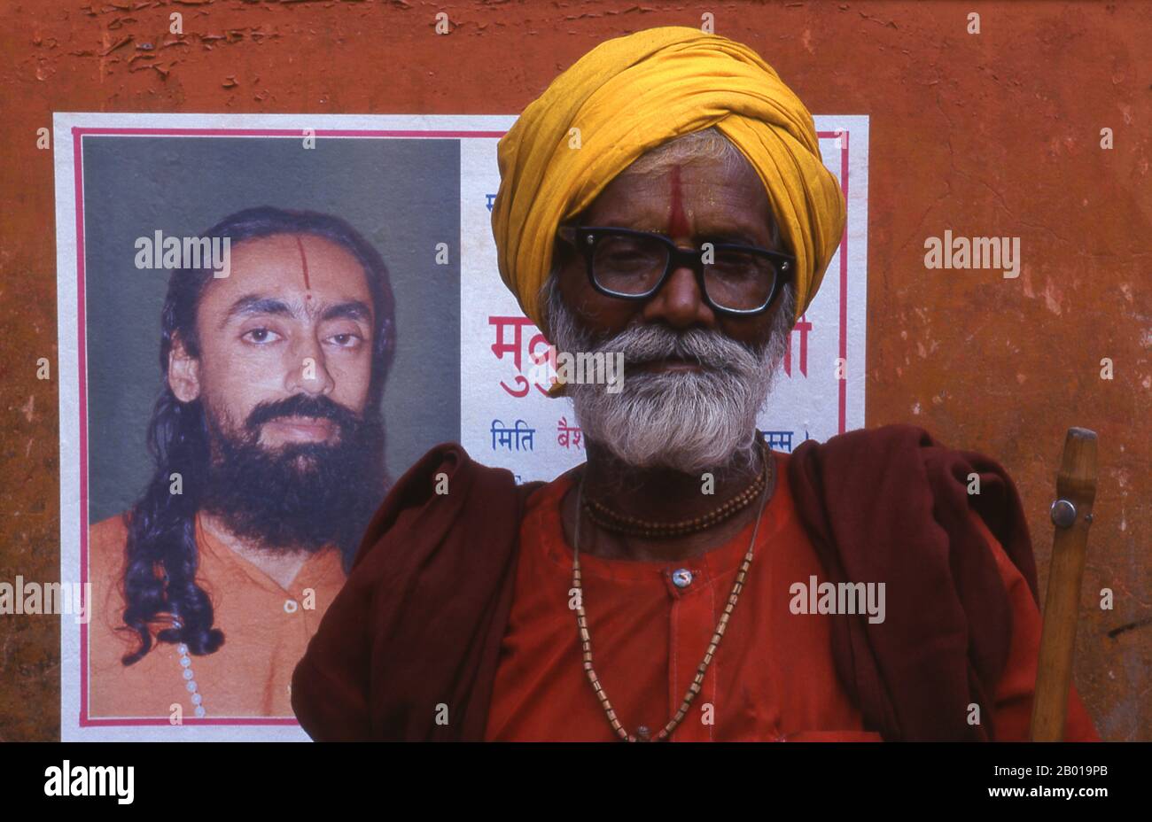 Népal: Sadhu, Pashupatinath, Katmandou. Ils sont connus, varieusement, comme sadhus (saints, ou 'bons'), yogis (praticiens ascétiques), Fakirs (sébateur ascétique après la vérité) et sannyasins (mendiants errants et ascétiques errants). Ils sont les praticiens ascétiques – et souvent excentriques – d’une forme austère d’hindouisme. Juré de rejeter les désirs terrestres, certains choisissent de vivre comme anchorites dans le désert. D'autres sont moins à la retraite, en particulier dans les villes et les temples de la vallée de Katmandou au Népal. Banque D'Images