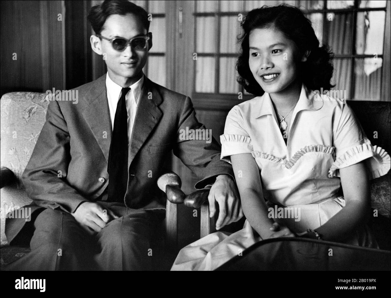 Thaïlande: Roi Bhumibol Adulyadej (5 décembre 1927 - 13 octobre 2016) avec la reine Sirikit, c. 1950. HM Roi Bhumibol Adulyadej (Institut royal: Phumiphon Adunyadet), également connu sous le nom de Rama IX, était le neuvième Roi de Thaïlande de la Maison de Chakri. Il régna de 1946 à 2016, et fut l'un des chefs d'État les plus longtemps au monde et le plus long monarque régnant de l'histoire thaïlandaise, ainsi que le troisième plus long monarque régnant de l'histoire mondiale. Il est photographié ici avec sa femme, la Reine Sirikit, née Mum Rajawongse Sirikit Kitiyakara sur 12 août 1932. Ils ont été mariés le 28 avril 1950. Banque D'Images