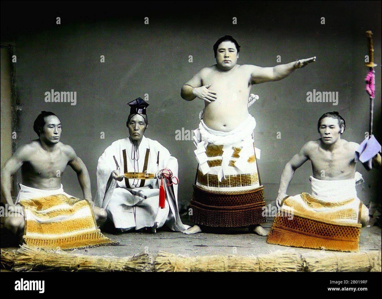 Japon : trois lutteurs sumo (rikishi) et un arbitre (gyoji). Photo de T. Enami (1859-1929), c. 1892-1895. T. Enami (Enami Nobukuni) était le nom commercial d'un célèbre photographe de l'époque Meiji. Le T. de son nom commercial est censé avoir représenté Toshi, bien qu'il ne l'ait jamais écrit sur aucun document personnel ou d'affaires. Né à Edo (aujourd'hui Tokyo) pendant l'ère Bakumatsu, Enami a d'abord été étudiant, puis assistant du célèbre photographe et collectionniste, Ogawa Kazumasa. Enami a déménagé à Yokohama, et a ouvert un studio sur Benten-dōri (rue Benten) en 1892. Banque D'Images