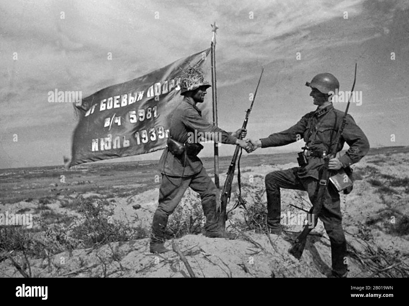 Mongolie: Les troupes soviétiques victorieuses lèvent un drapeau régimentaire rouge à Khalkhin Gol. Photo de Pavel Troshkin (1909-1944), 1939. Les batailles de Khalkhin Gol ont été les engagements décisifs de la guerre frontalière indéclarée entre l'Union soviétique, la Mongolie et le Japon en 1939. Ils ont été nommés d'après la rivière Khalkhin Gol, qui traverse le champ de bataille. Au Japon, la bataille décisive du conflit est connue sous le nom d'incident de Nomonhan (Nomonhan Jiken) après un village voisin, et a été une défaite totale pour leur armée. Banque D'Images