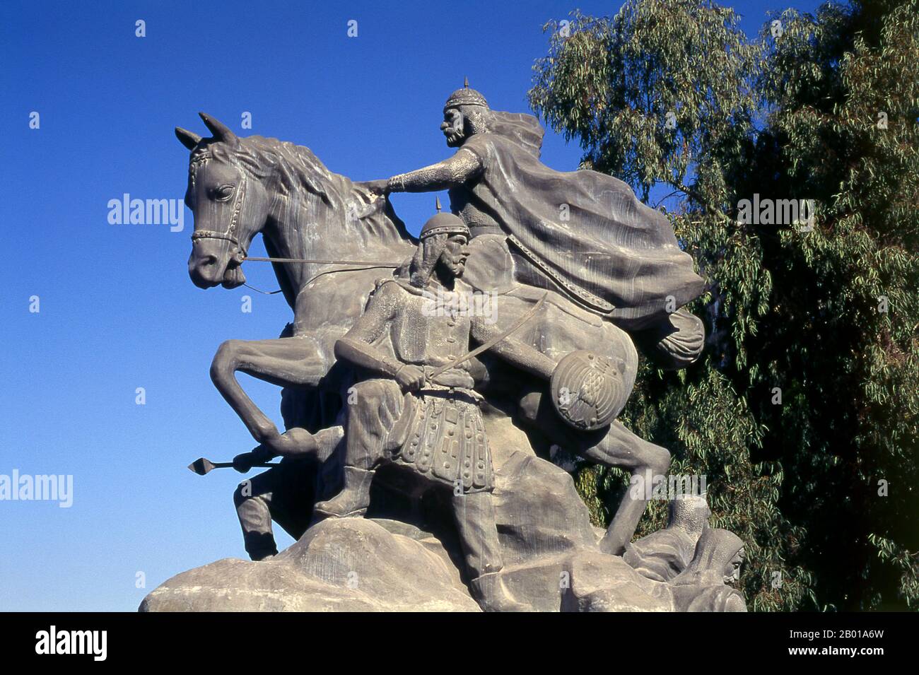 Syrie: Statue de Salah al-DIN Yusuf Ibn Ayyub (c. 1138 – 4 mars 1193), près de la Citadelle, Damas. Ṣalāḥ ad-Dīn Yūsuf ibn Ayyūb, mieux connu dans le monde occidental sous le nom de Saladin, était un musulman kurde, qui devint le premier sultan Ayyubid d'Égypte et de Syrie. Il a dirigé l'opposition islamique aux Francs et autres Croisés européens du Levant. Au plus fort de son pouvoir, il régna sur l'Égypte, la Syrie, la Mésopotamie, Hejaz et le Yémen. Il a mené les musulmans contre les Croisés et a finalement repris la Palestine du Royaume des croisés de Jérusalem après sa victoire à la bataille de Hattin. Banque D'Images