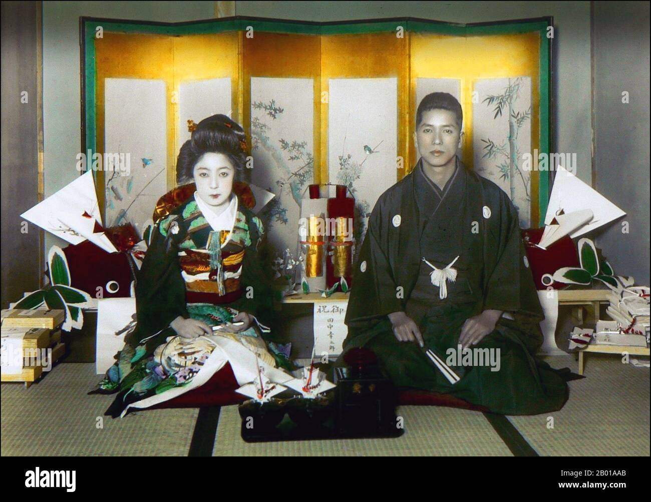 Japon : les épouses et les épouses se posent officiellement ensemble le jour de leur mariage. Photo de T. Enami (1859-1929), c. 1915. T. Enami (Enami Nobukuni) était le nom commercial d'un célèbre photographe de l'époque Meiji. Le T. de son nom commercial est censé avoir représenté Toshi, bien qu'il ne l'ait jamais écrit sur aucun document personnel ou d'affaires. Né à Edo (aujourd'hui Tokyo) pendant l'ère Bakumatsu, Enami a d'abord été étudiant, puis assistant du célèbre photographe et collectionniste, Ogawa Kazumasa. Enami a déménagé à Yokohama, et a ouvert un studio sur Benten-dōri (rue Benten) en 1892. Banque D'Images