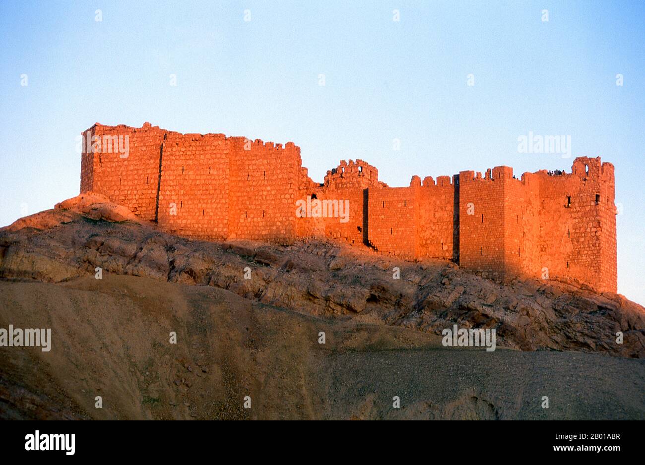 Syrie : Château de Qala’at Ibn Maan au-dessus des ruines de Palmyra. Le château arabe, Qala’at Ibn Maan (également connu sous le nom de Fakhr-al-DIN al-Maani), situé sur une colline dominant les ruines a été construit par les Mamluks au 13th siècle. Palmyra était une ancienne ville de Syrie. C'était une ville importante dans le centre de la Syrie, située dans une oasis à 215 km au nord-est de Damas et à 180 km au sud-ouest de l'Euphrate à Deir ez-Zor. Elle a longtemps été une ville de caravane vitale pour les voyageurs traversant le désert syrien et était connue sous le nom de la mariée du désert. Banque D'Images