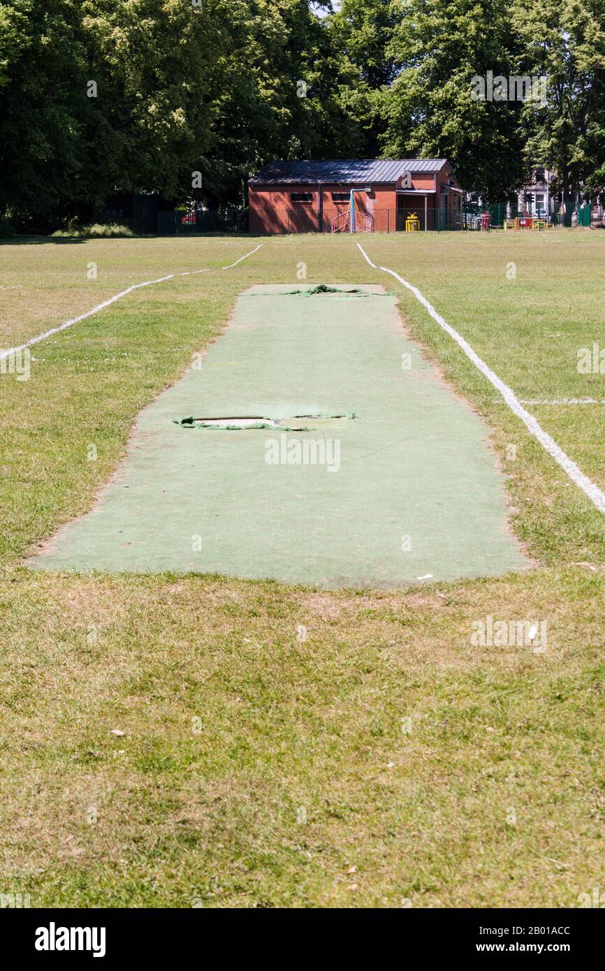 Terrain de cricket en tant qu'équipement public sur le terrain de sport de l'installation de loisirs locale. Banque D'Images