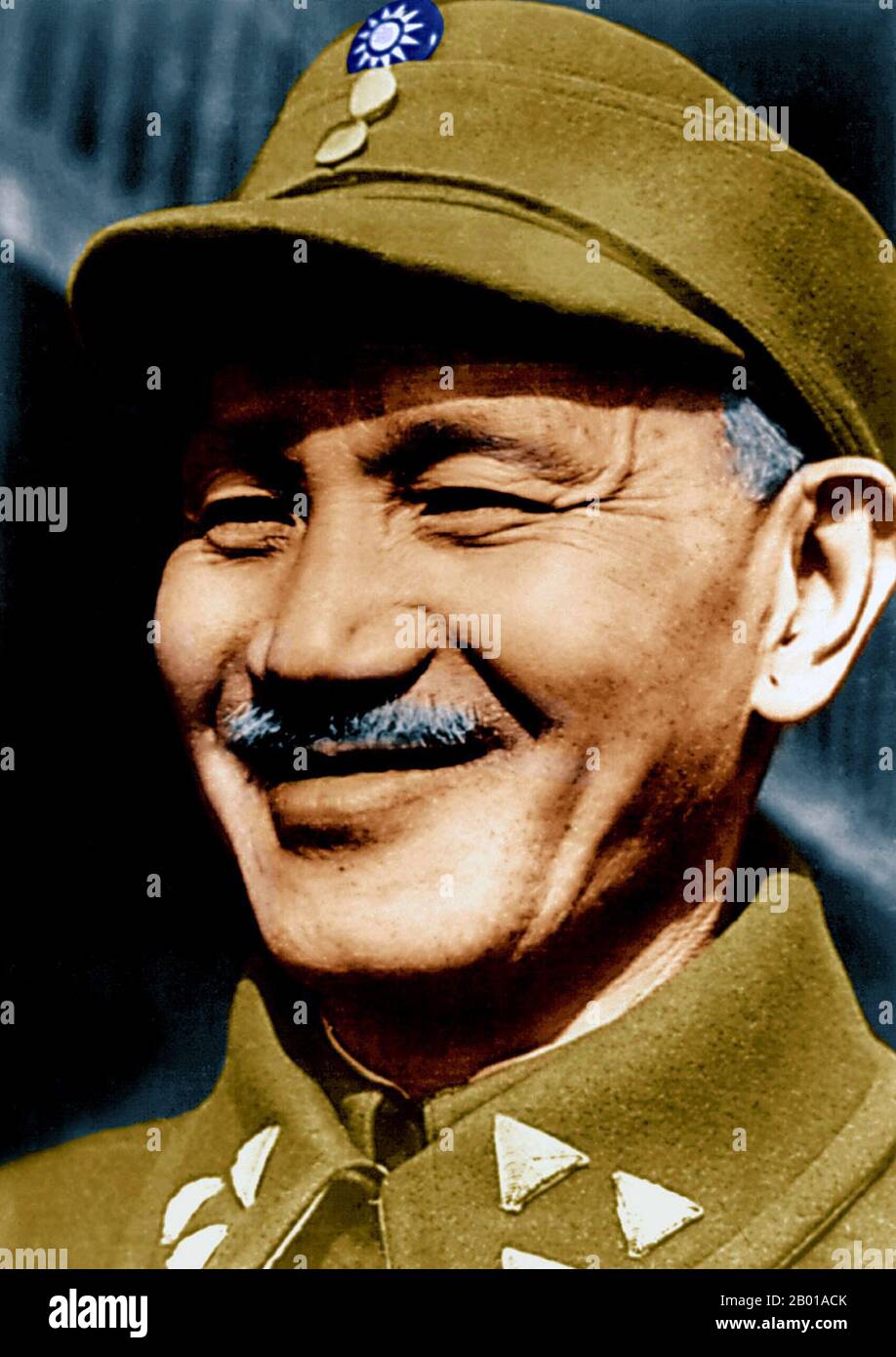 Chine/Taïwan: Chiang Kai-shek (31 octobre 1887 - 5 avril 1975), chef politique et militaire de la Chine du 20th siècle (c. 1927-1949) et Taïwan (1949-1975), 1945. Chiang Kai-shek était un membre influent du Kuomintang nationaliste (KMT) et de l'allié proche de Sun Yat-sen. Il devint le commandant de l'Académie militaire de Wampoa de Kuomintang et prit la place de Sun dans le parti quand ce dernier mourut en 1925. En 1928, Chiang a dirigé l'expédition du Nord pour unifier le pays, devenant ainsi le chef de file général de la Chine. Il a été président du Conseil militaire national du gouvernement nationaliste du ROC. Banque D'Images