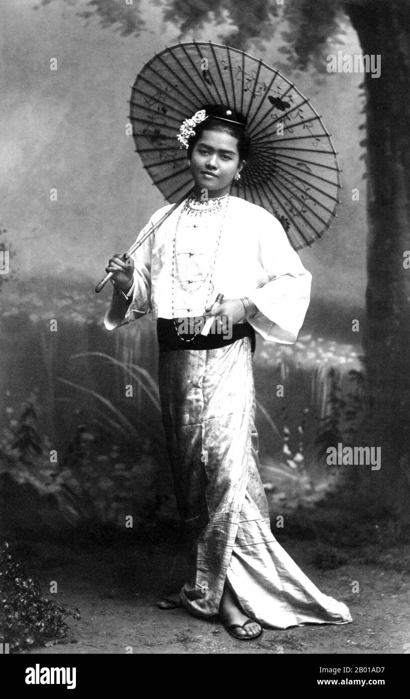 Birmanie/Myanmar: Portrait studio d'une jeune femme burman avec un parasol, probablement Rangoon/Yangon. Photo de Philip Adolphe Klier (c. 1845 - 27 mars 1911), 1895. Philip Adolphe Klier était un photographe allemand plus connu pour ses photographies de la Birmanie/Myanmar coloniale. En 1871, il était photographe professionnel à Moulmein, en Birmanie. Il a travaillé comme opticien, horloger et joaillier, ainsi que comme responsable de la société connue sous le nom de Murken & Klier. Près de 1880 000 Klier se sont déplacés à Rangoon, la plus grande ville de Birmanie, devenue le centre de la puissance indo-britannique après sa conquête par les Britanniques en 1852. Banque D'Images