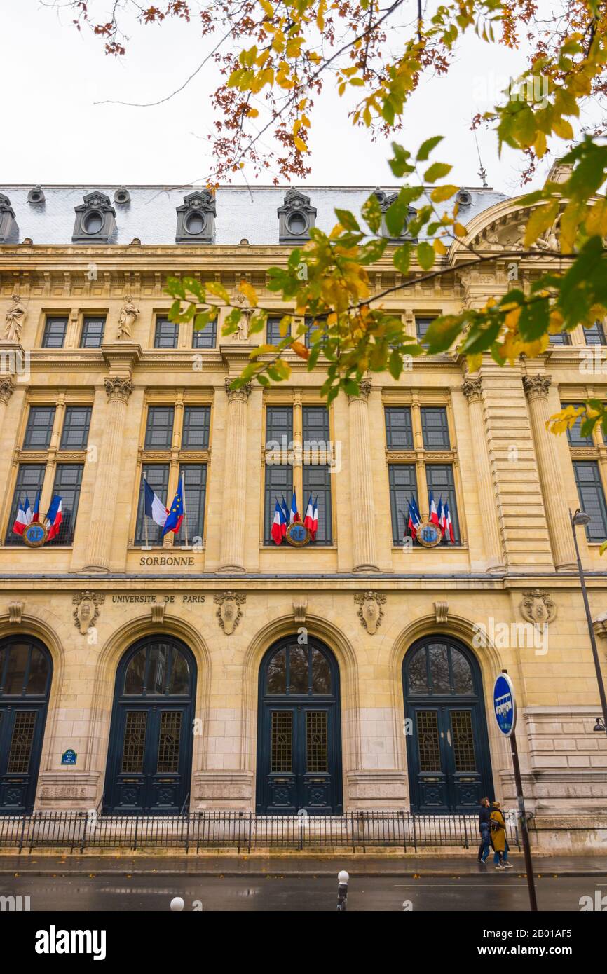 Paris, France - 11 novembre 2019 : partie de la façade nord de l'Université de la Sorbonne, sur la rue Ecoles, de la place Paul-Painleve Banque D'Images