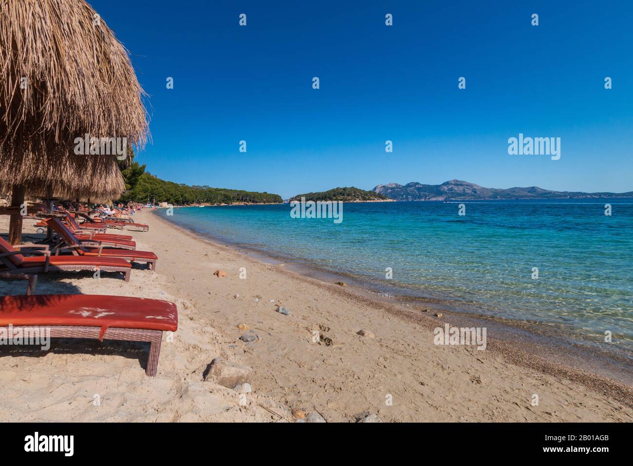 Parasols à la plage de Platja de Formentor sur l'île baléares de Majorque (Majorque), Espagne Banque D'Images