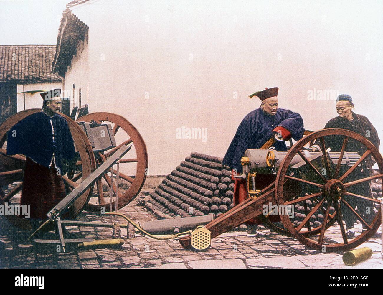 Chine : canons et canons à l'Arsenal de Nanking, construit par Li Hongzhang en 1865. Photo par photo par John Thomson (1837-1921), ch. 1871. Utilisé pour la première fois en Chine pendant la dynastie Song (960-1279), les canons faisaient partie des premières formes d'artillerie à poudre et, au fil du temps, ont remplacé les moteurs de siège, entre autres formes d'armes vieillissantes, sur le champ de bataille. Le canon de première main est apparu pendant la bataille d'Ain Jalot en 1260 entre les Mamluks et les Mongols au Moyen-Orient. Les premiers canons en Europe ont probablement été utilisés en Iberia, pendant la Reconquista, au 13th siècle. Banque D'Images