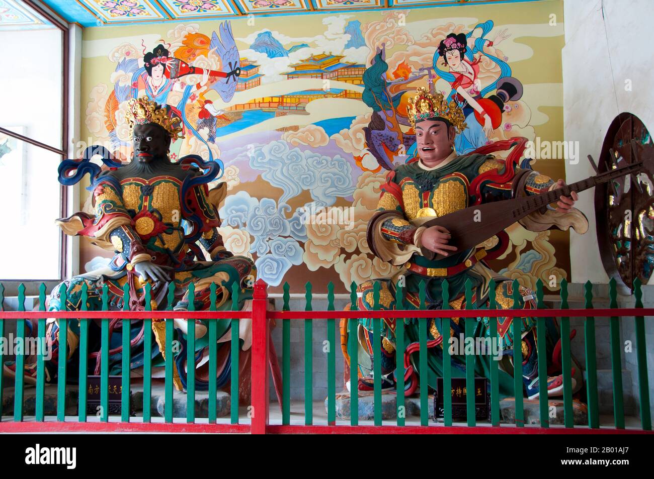 Chine: Figurines de gardien, Qiongzhu si (Temple Bamboo), au nord-ouest de Kunming. Qiongzhu si a été construit à l'origine pendant la dynastie Tang (618-907), mais a été correctement établi pendant la dynastie Yuan (1271-1368) comme le premier temple dédié au bouddhisme zen dans le Yunnan. Le temple est célèbre pour ses 500 arhats peints créés sous le règne de l'empereur Qing Guangxu (1875-1909) par le sculpteur Li Guangxiu. Banque D'Images