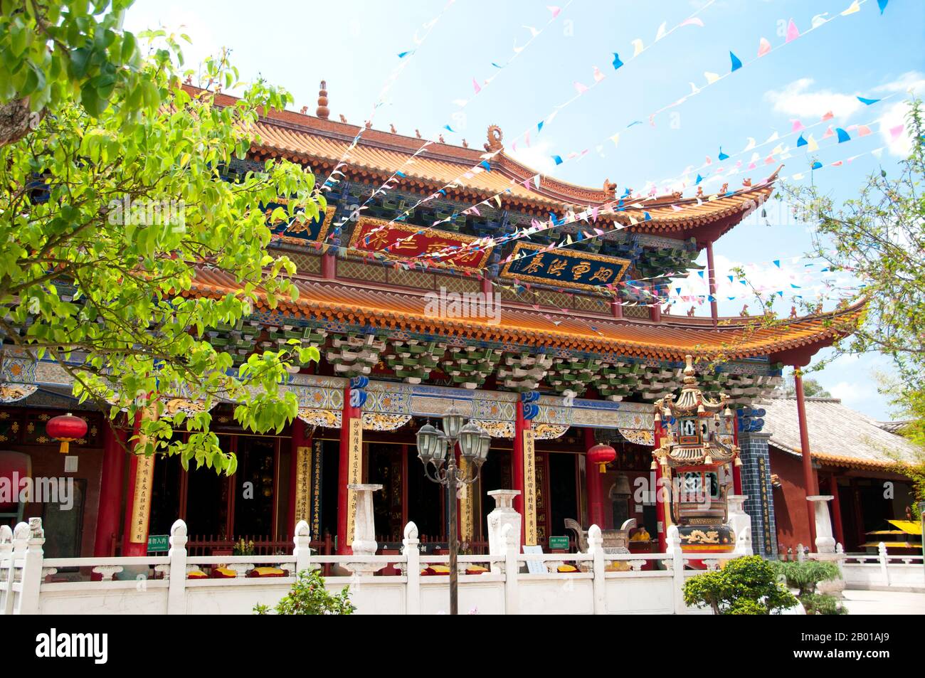 Chine : Qiongzhu si (Temple Bamboo), au nord-ouest de Kunming, province du Yunnan. Qiongzhu si (Temple Bamboo) a été construit à l'origine pendant la dynastie Tang (618-907), mais a été correctement établi pendant la dynastie Yuan (1271-1368) comme le premier temple dédié au bouddhisme zen dans le Yunnan. Le temple est célèbre pour ses 500 arhats peints créés sous le règne de l'empereur Qing Guangxu (1875-1909) par le sculpteur Li Guangxiu. Banque D'Images