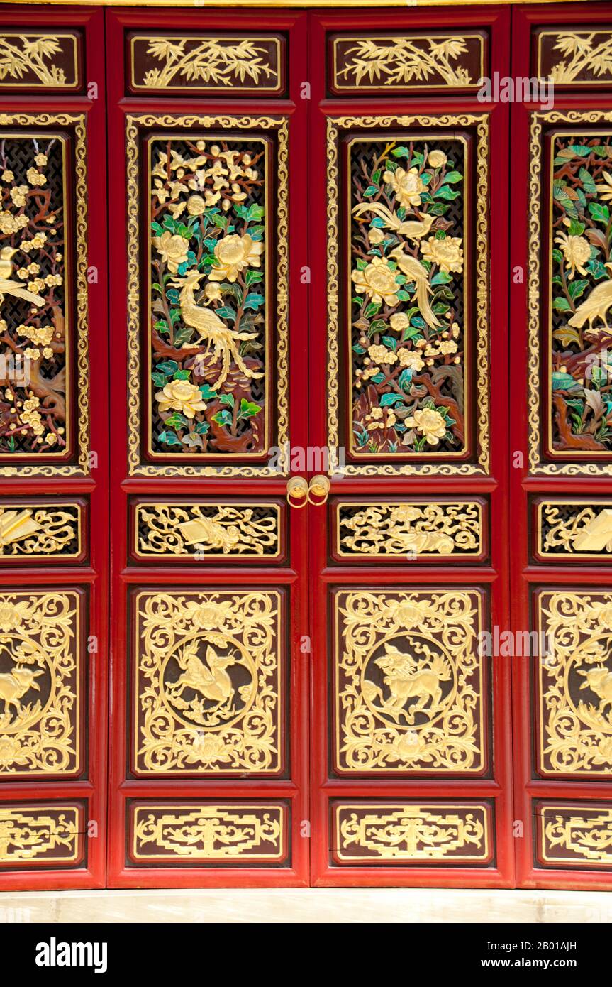 Chine : détail de la porte, Qiongzhu si (Temple Bamboo), nord-ouest de Kunming, province du Yunnan. Qiongzhu si (Temple Bamboo) a été construit à l'origine pendant la dynastie Tang (618-907), mais a été correctement établi pendant la dynastie Yuan (1271-1368) comme le premier temple dédié au bouddhisme zen dans le Yunnan. Le temple est célèbre pour ses 500 arhats peints créés sous le règne de l'empereur Qing Guangxu (1875-1909) par le sculpteur Li Guangxiu. Banque D'Images