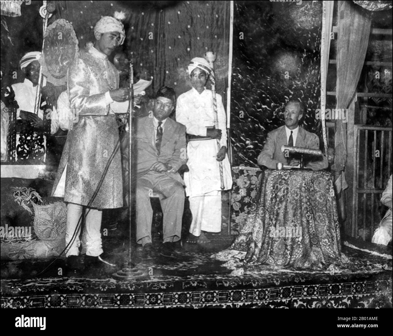 Bangladesh: Raja Tridiv Roy (14 mai 1933 - 17 septembre 2012), roi héréditaire du peuple Chakma, prononcera un discours dans le Chittagong Hill Tracts c. 1947. Les Chakmas, également connus sous le nom de Changhma, sont une communauté qui habite les Chittagong Hill Tracts du Bangladesh et de l'Inde du Nord-est. Les Chakmas sont le groupe ethnique le plus important des Chittagong Hill Tracts, qui constituent plus de la moitié de la population tribale. Les chakmas sont divisés en 46 clans ou Gozas. Un groupe tribal appelé Tongchangya est également considéré comme une branche du peuple Chakma. Les deux tribus parlent la même langue. Banque D'Images