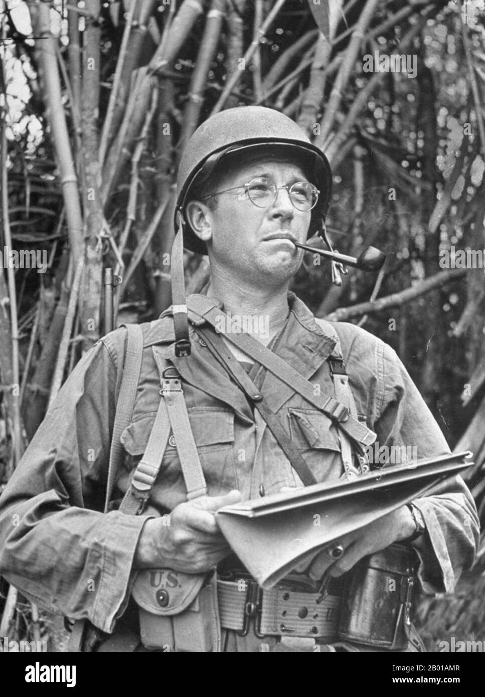 Birmanie/Myanmar/Etats-Unis: Frank Merrill (4 décembre 1903 - 11 décembre 1955) de la renommée de 'Merrill's Marauders', officier allié au théâtre Chine-Birmanie-Inde, Seconde Guerre mondiale (1903-1955), ch. 1944. Frank Dow Merrill est surtout rappelé pour son commandement des Marauders de Merrill, officiellement l'unité composite 5307th (provisoire), dans la campagne birmane de la Seconde Guerre mondiale Les Marauders de Merrill sont arrivés sous le commandement du secteur de combat du Nord du général Joseph Stilwell. Il s'agissait d'une unité de forces spéciales modélisée sur le modèle des groupes de pénétration à longue portée des Chindits formés pour fonctionner à partir de bases situées derrière les lignes japonaises. Banque D'Images