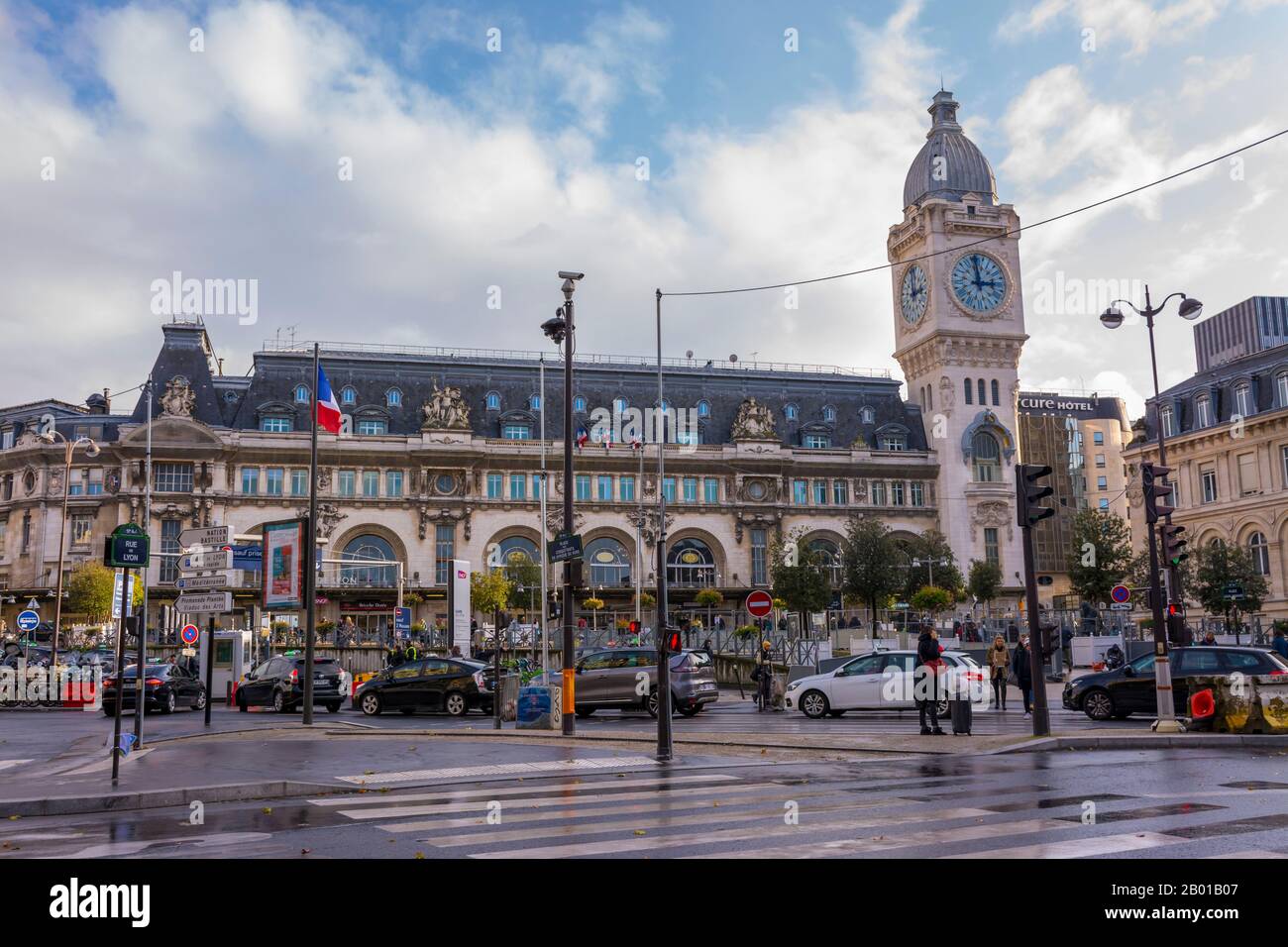 Paris, France 11 novembre 2019 gare ParisLyon, sur la place Louis Armand, avec sa tour d Paris, France 11 novembre 2019 gare ParisLyon, sur la place Louis Armand, avec sa tour d