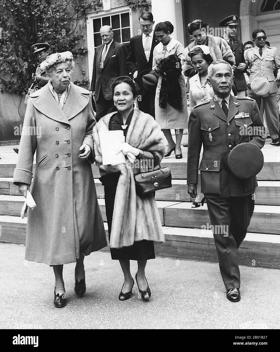 Thaïlande: Le maréchal Plaek Pibulsongkram (14 juillet 1897 - 11 juin 1964), sa femme Lady la-iad Bhandhukravi Pibulsongkram et Eleanor Roosevelt à Hyde Park, New York, 1955. Pibulsongkram était l'un des dirigeants de la branche militaire du Parti populaire qui a organisé un coup d'État et renversé la monarchie absolue de la Thaïlande en 1932. En 1938, Pibulsongkram a remplacé Phraya Phahol au poste de Premier ministre. Pibulsongkram a commencé à accélérer le rythme de la modernisation en Thaïlande. En manipulant les médias de masse, Pibulsonggram a soutenu le fascisme et le nationalisme. Banque D'Images