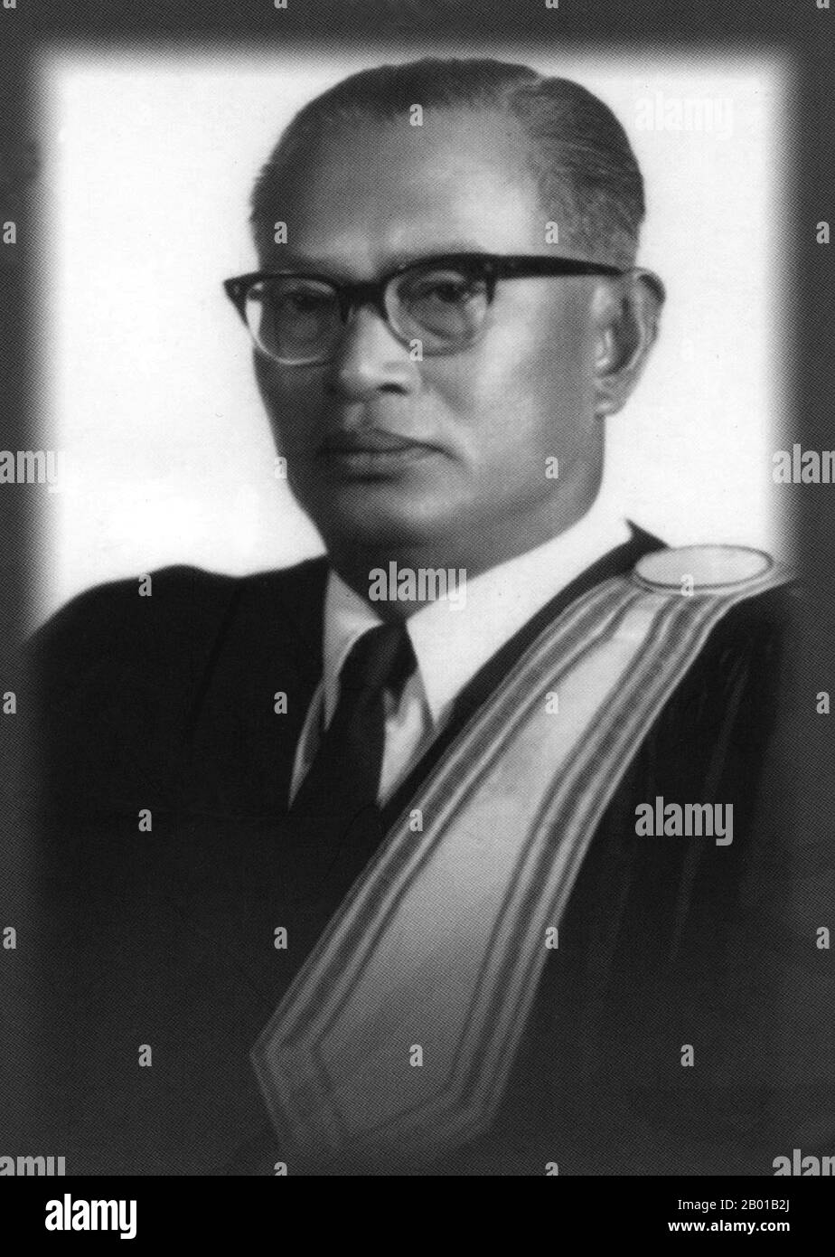 Thaïlande: Sanya Thammasak (5 avril 1907 - 6 janvier 2002), Premier Ministre de la Thaïlande (r. 1973-1975), chap 1950s. Le professeur Sanya Dharmasakti, ou Sanya Thammasak, était l'une des figures politiques les plus influentes de Thaïlande. Il a été président de la Cour suprême (1968-1973), doyen de la faculté de droit et chancelier de l'Université de Thammasat, vice-président du congrès constitutionnel et premier ministre (par commandement royal) de 1973 à 1975. En 1975, il ordonna le retrait de toutes les forces américaines de Thaïlande dans l'opération Palace Lightning, après la chute de Phnom Penh et Saigon. Banque D'Images