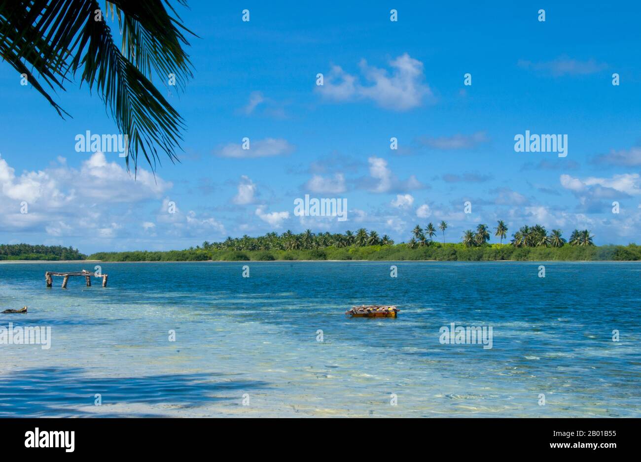 Maldives : île de Maradhoo, atoll d'Addu (atoll de Seenu). La République des Maldives, la nation la plus petite et la moins connue d'Asie, est dispersée du nord au sud sur un balayage de 750 kilomètres de l'océan Indien à 500 kilomètres au sud-ouest du Sri Lanka. Plus de 1000 îles, ainsi que d'innombrables bancs et récifs, sont regroupées dans une chaîne de dix-neuf atolls qui s'étend d'un point à l'ouest de Colombo jusqu'au sud de l'équateur. Les atolls, formés de grands anneaux de corail basés sur la crête sous-marine de Laccadive-Chagos, varient considérablement en taille. Banque D'Images