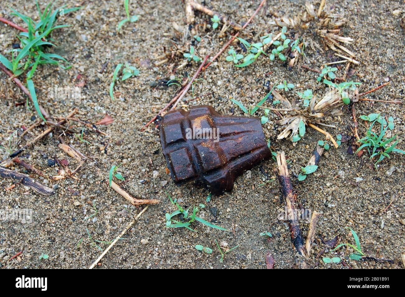 Soudan/Sud Soudan: Fragment d'un grenade propulsée par une fusée près de Juba, débris de la Seconde Guerre civile soudanaise (1983-2005). Photo du PNUE Soudan (Licence CC BY-sa 3,0), 2006. La deuxième guerre civile soudanaise a débuté en 1983, bien qu'elle soit en grande partie la continuation de la première guerre civile soudanaise de 1955 à 1972. Bien qu'elle ait son origine dans le sud du Soudan, la guerre civile s'est étendue aux montagnes de Nuba et au Nil Bleu à la fin de 1980s. Près de deux millions de personnes sont mortes à la suite de la guerre, de la famine et des maladies causées par le conflit. Banque D'Images