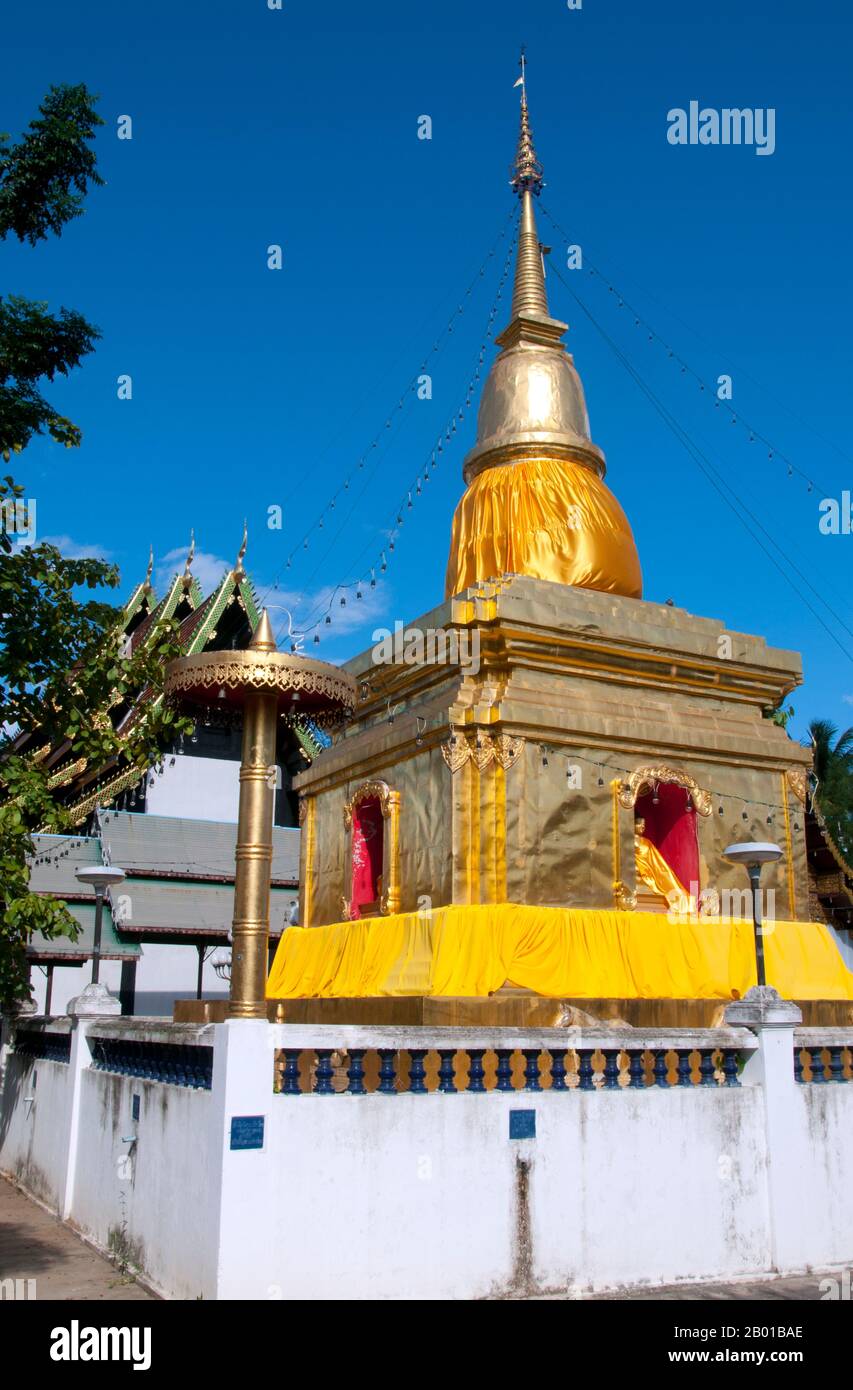 Thaïlande: Golden chedi et viharn, Wat Buak Khrok Luang, Chiang Mai. Wat Buak Khrok Luang, situé à Ban Buak Khrok Luang Moo 1, Chiang Mai – Sankamphaeng Road, Chiang Mai, est un petit temple bouddhiste typiquement thaïlandais du nord. Il aurait été fondé au 15th siècle à l'époque du Royaume indépendant LAN Na (1292-1558), et a été largement restauré pendant le règne de Chao Kaew Naowarat (r. 1911-1939), le dernier roi de Chiang Mai. Le temple est surtout remarquable pour son principal viharn, qui est purement LAN Na en inspiration. Banque D'Images