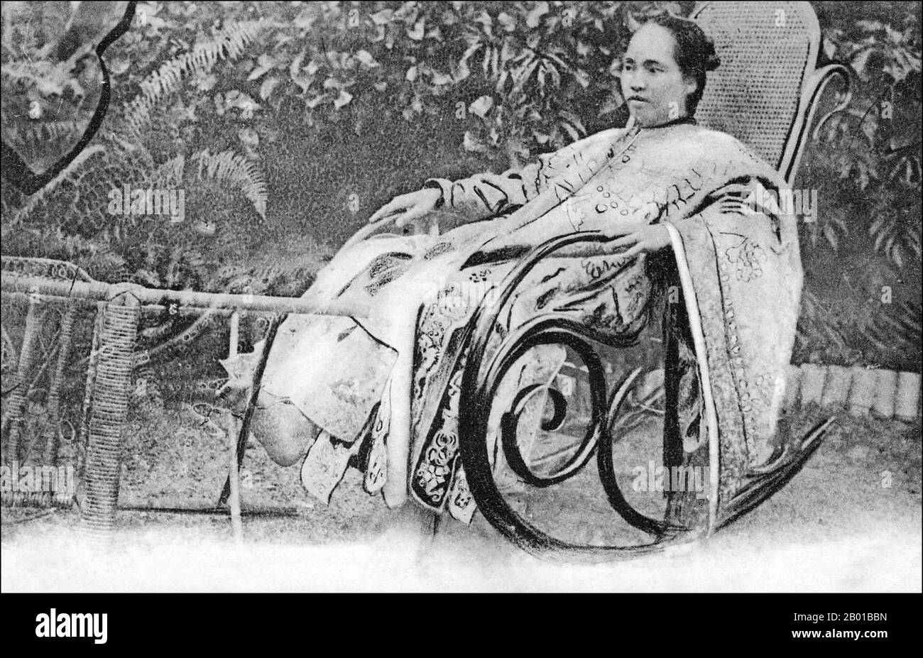 Vietnam: 'Une Bàlôn Annamite' - dame vietnamienne dans une chaise à bascule, Saigon, 1908. Image de l'époque coloniale d'une femme vietnamienne de moyens apparents assise dans un fauteuil à bascule, Saigon, 1908. Banque D'Images
