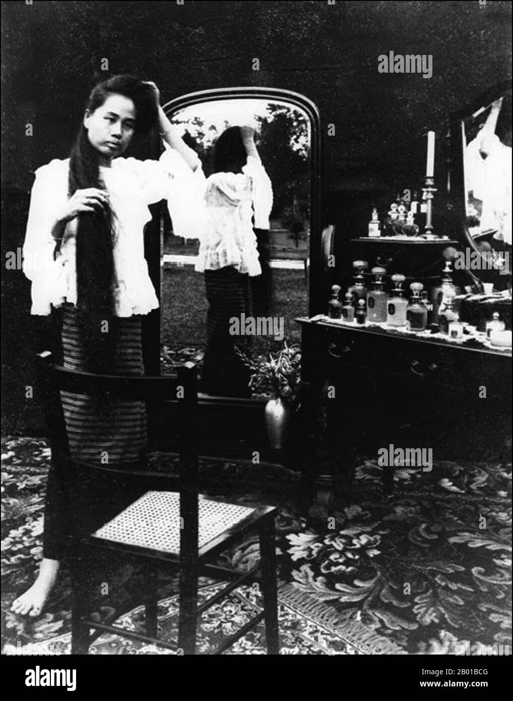 Thaïlande: Dara Rasmi (26 août 1873 - 9 décembre 1933), princesse de Chiang Mai et Siam posant avec des miroirs pour exposer ses cheveux longs. Photo d'Abe Bunnak (fl. Début 20th siècle), 1905. La princesse Dara Rasmi était la princesse de Chiang Mai et de Siam (plus tard en Thaïlande) et la fille du roi Inthaichayanon et de la reine Thipkraisorn Rajadewi de Chang Mai, un scion de la dynastie Chet ton. Elle était l'un des consortiums de princesse de Chulalongkorn, le roi Rama V de Siam, et donna naissance à une fille du roi Chulalongkorn, la princesse Vimolnaka Nabisi. Banque D'Images