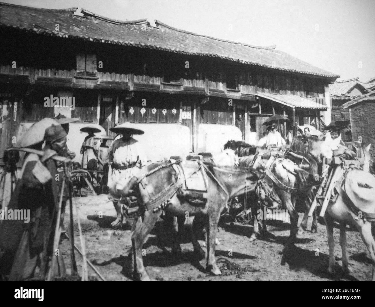 Chine : une caravane mule musulmane hui traversant un village dans l'ouest du Yunnan, c. 1905. La route du Tea Horse (Cha Ma Dao) était un réseau de chemins de caravanes de mules qui s'enroule à travers les montagnes du Yunnan, du Sichuan et du Tibet dans le sud-ouest de la Chine. Il est également parfois appelé la route de la soie du Sud et la route du thé antique Horse. Il y a environ mille ans, la route du thé antique était une liaison commerciale entre le Yunnan, l'une des premières régions productrices de thé, l'Inde via la Birmanie, le Tibet, et la Chine centrale via la province du Sichuan. En plus du thé, les moles roulottes transportiont du sel. Banque D'Images