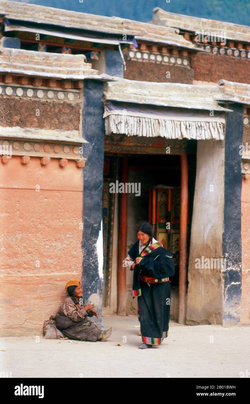 Chine : pèlerin et mendiant tibétain, monastère de Labrang, Xiahe, province de Gansu. Le monastère de Labrang est l'un des six grands monastères de l'école Gelug (chapeau jaune) du bouddhisme tibétain. Son nom officiel est Gandan Shaydrup Dargay Tashi Gyaysu Khyilway Ling, communément connu sous le nom de Labrang Tashi Khyil, ou simplement Labrang. Le monastère a été fondé en 1709 par le premier Jamyang Zhaypa, Ngawang Tsondru. C'est la plus importante ville monastère du bouddhisme tibétain en dehors de la région autonome tibétaine. Banque D'Images