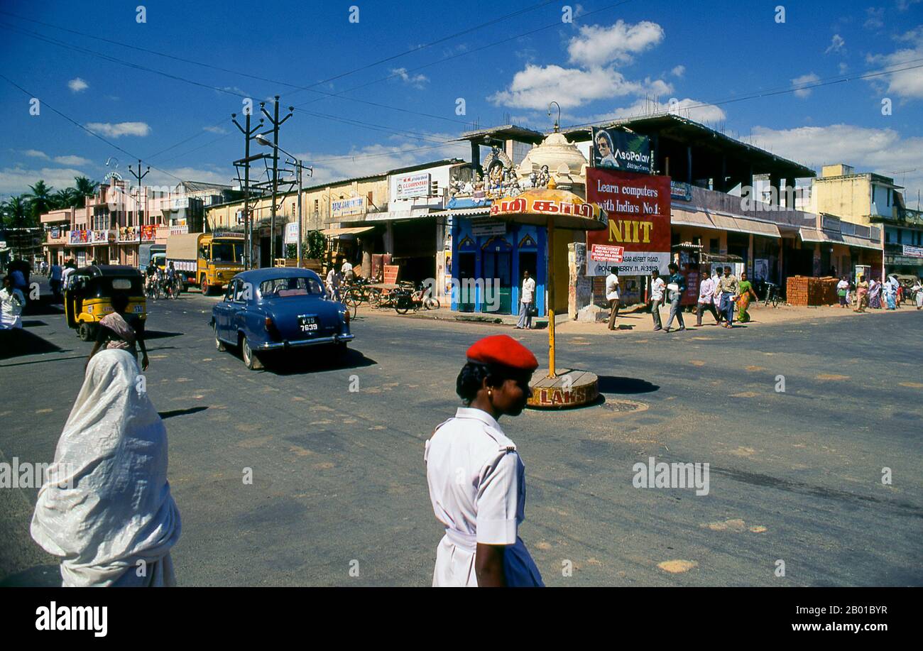 Inde: Femme musulmane et policewoman rouge-kepi, Pondichéry. Pondichéry était la capitale des anciens territoires français en Inde. Outre Pondi lui-même – acquis d’un dirigeant local en 1674 – il s’agit de Chandernagore au Bengale (1690), Mahé au Kerala (1725), Yanam dans l’Andhra Pradesh (1731) et Karakal au Tamil Nadu (1739). Chandernagore est retourné en Inde trois ans après l'indépendance, en 1951, et a été absorbé dans le Bengale occidental. Retournés en Inde en 1956, les quatre territoires restants ont été constitués en territoire de l'Union de Pondichéry en 1962. Banque D'Images