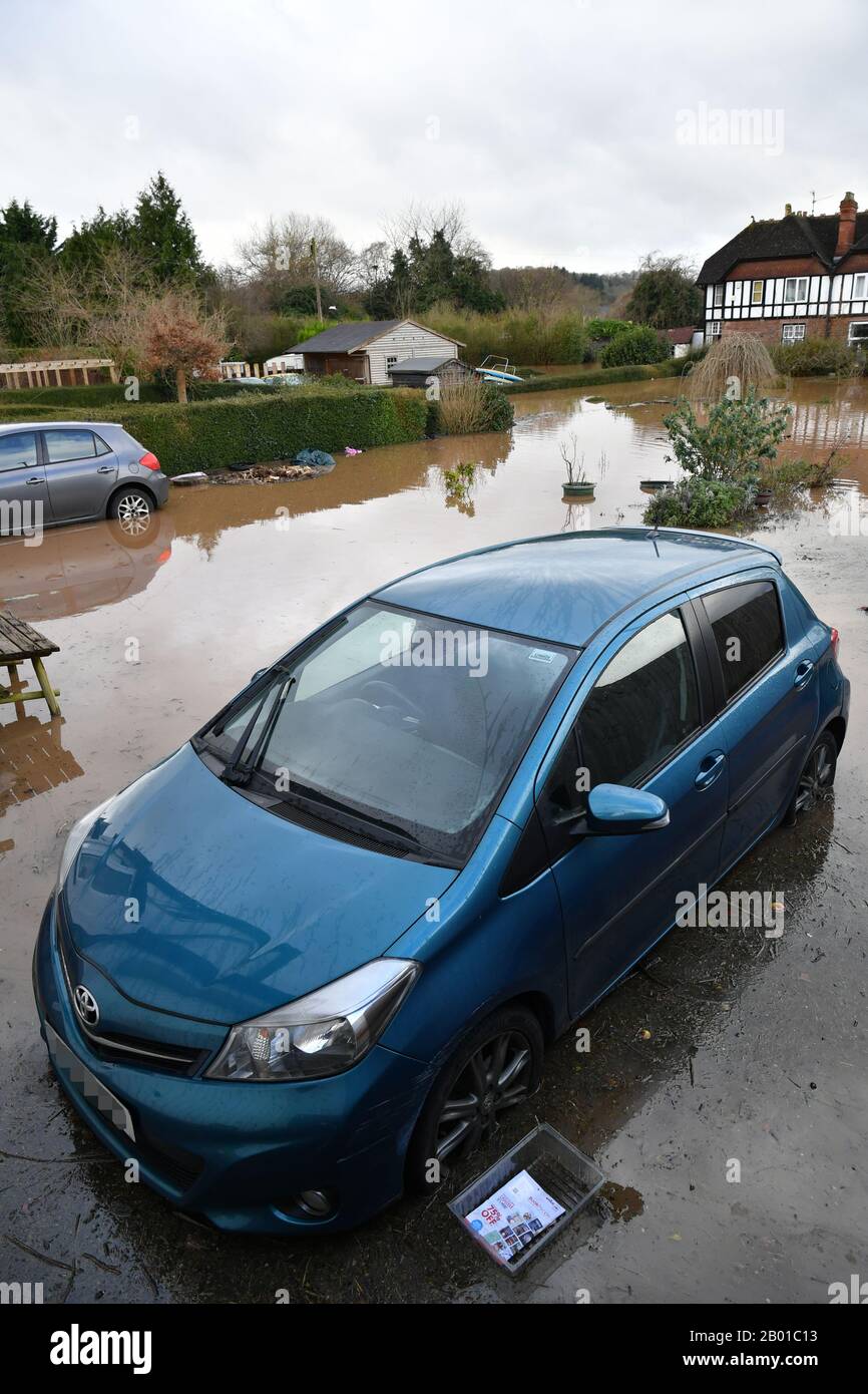 Plaque d'immatriculation PIXELLISÉE PAR PA PICTURE DESK UNE voiture entourée d'eau d'inondation dans un jardin à l'arrière, Monmouth, au lendemain de Storm Dennis. Banque D'Images