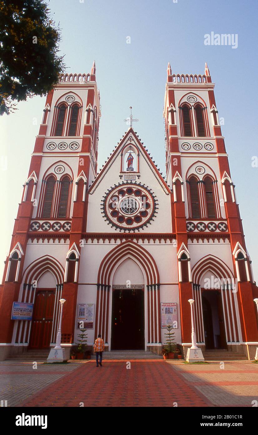 Inde : l'Église du Sacré-cœur de Jésus, Pondichéry. Pondichéry était la capitale des anciens territoires français en Inde. Outre Pondi lui-même – acquis d’un dirigeant local en 1674 – il s’agit de Chandernagore au Bengale (1690), Mahé au Kerala (1725), Yanam dans l’Andhra Pradesh (1731) et Karakal au Tamil Nadu (1739). Chandernagore est retourné en Inde trois ans après l'indépendance, en 1951, et a été absorbé dans le Bengale occidental. Retournés en Inde en 1956, les quatre territoires restants ont été constitués en territoire de l'Union de Pondichéry en 1962. Banque D'Images