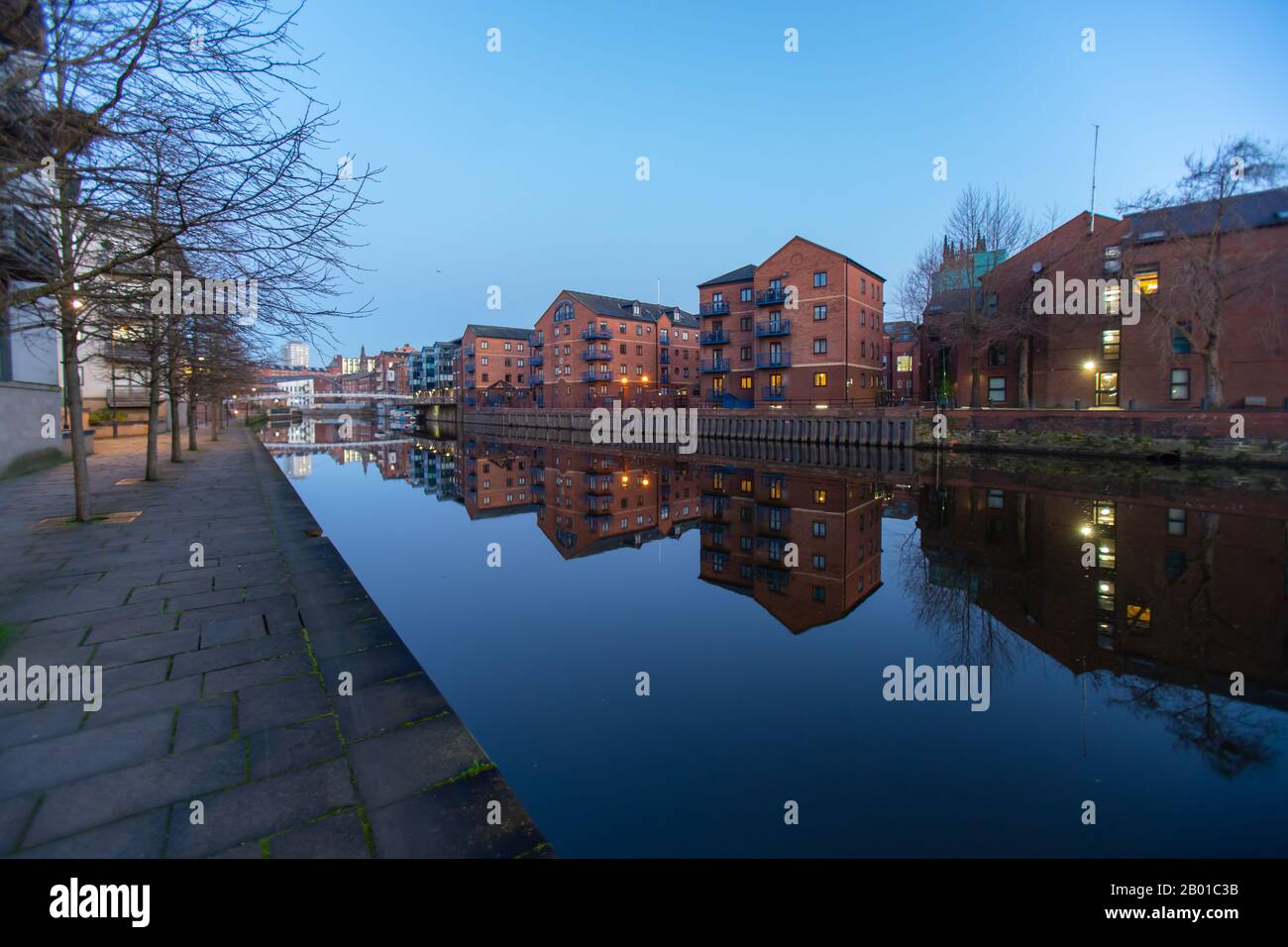 Le canal et son pont à Leeds Uk Banque D'Images