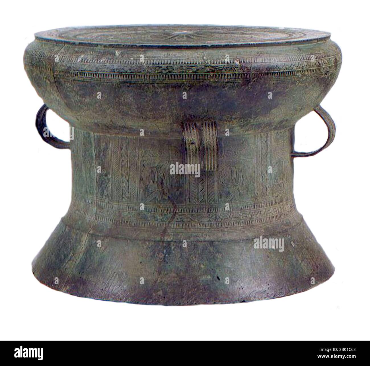 Vietnam: Tambour de bronze Dong son, c. 500-100 BCE. Đông Sơn était une culture préhistorique de l'âge du bronze au Vietnam centrée sur la vallée de la rivière Rouge dans le nord du Vietnam. À ce moment-là, les premiers royaumes vietnamiens de Văn Lang et Âu Lạc sont apparus. Son influence s'est épanouie dans d'autres parties voisines de l'Asie du Sud-est d'environ 500 BCE à 100 ce. Banque D'Images