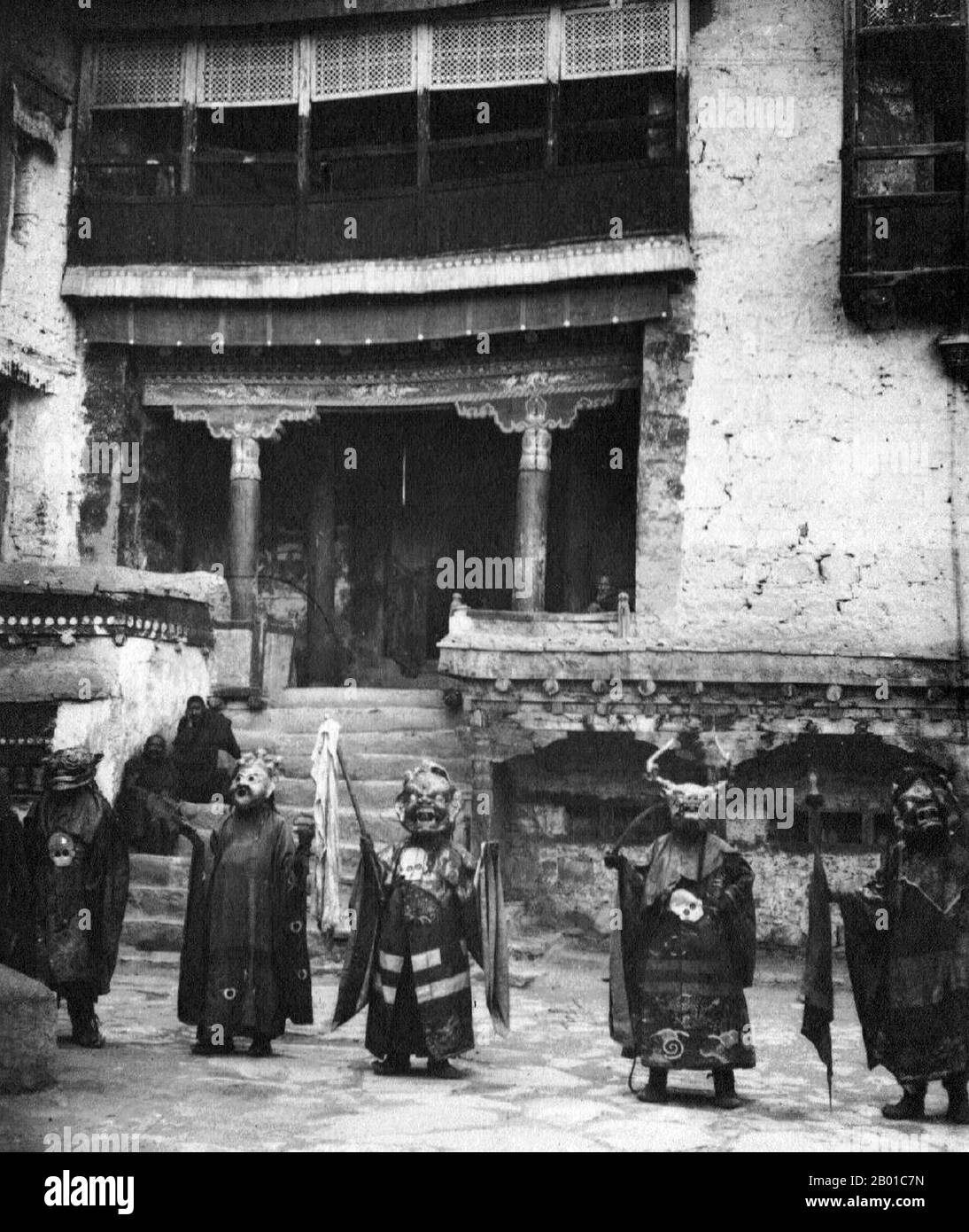 Inde/Sikkim: Gumpa ou 'danse du mal' a joué dans un monastère sikkimese, c. 1903. Moines bouddhistes exécutant la danse Gumpa ou Diable à Sikkim, maintenant un état indien enclavé niché dans l'Himalaya, mais jusqu'en 1975 (et à l'époque de cette photographie en 1903) un royaume bouddhiste indépendant dirigé par un souverain héréditaire appelé le chogyal. Banque D'Images