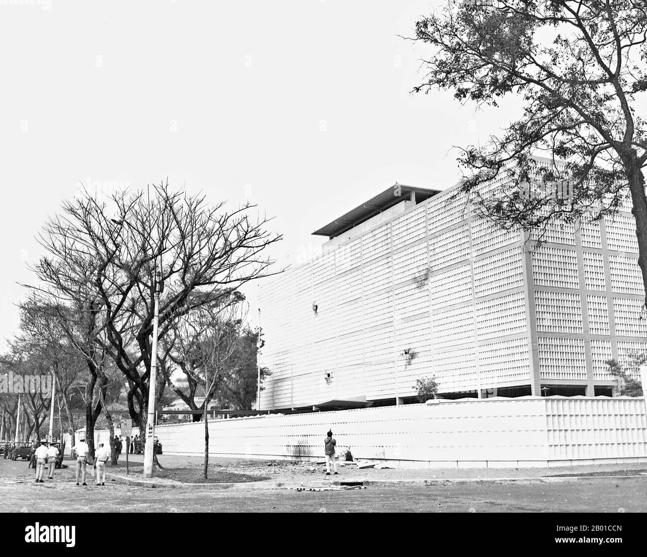 Vietnam: L'ambassade des États-Unis, Saigon, avec RPG-2 dégâts au mur de chancellerie en plusieurs endroits - Tet offensive, 31 janvier 1968. Peu après minuit, le 31 janvier 1968, 19 sapeurs de Viecong du bataillon d'élite C-10 Sapper se sont rassemblés dans une maison de sécurité de Viecong dans un atelier de réparation automobile au 59, rue Phan Thanh Gian pour distribuer des armes et effectuer les préparatifs finaux de l'attaque. À 02:47 heures, les Vietcong ont percé un petit trou dans le mur périmétrique du boulevard Thong Nhut et ont obtenu l'accès au complexe de l'ambassade. Le Vietcong a ouvert le feu sur le bâtiment de la chancellerie de type 56s et RPG-2s. Banque D'Images