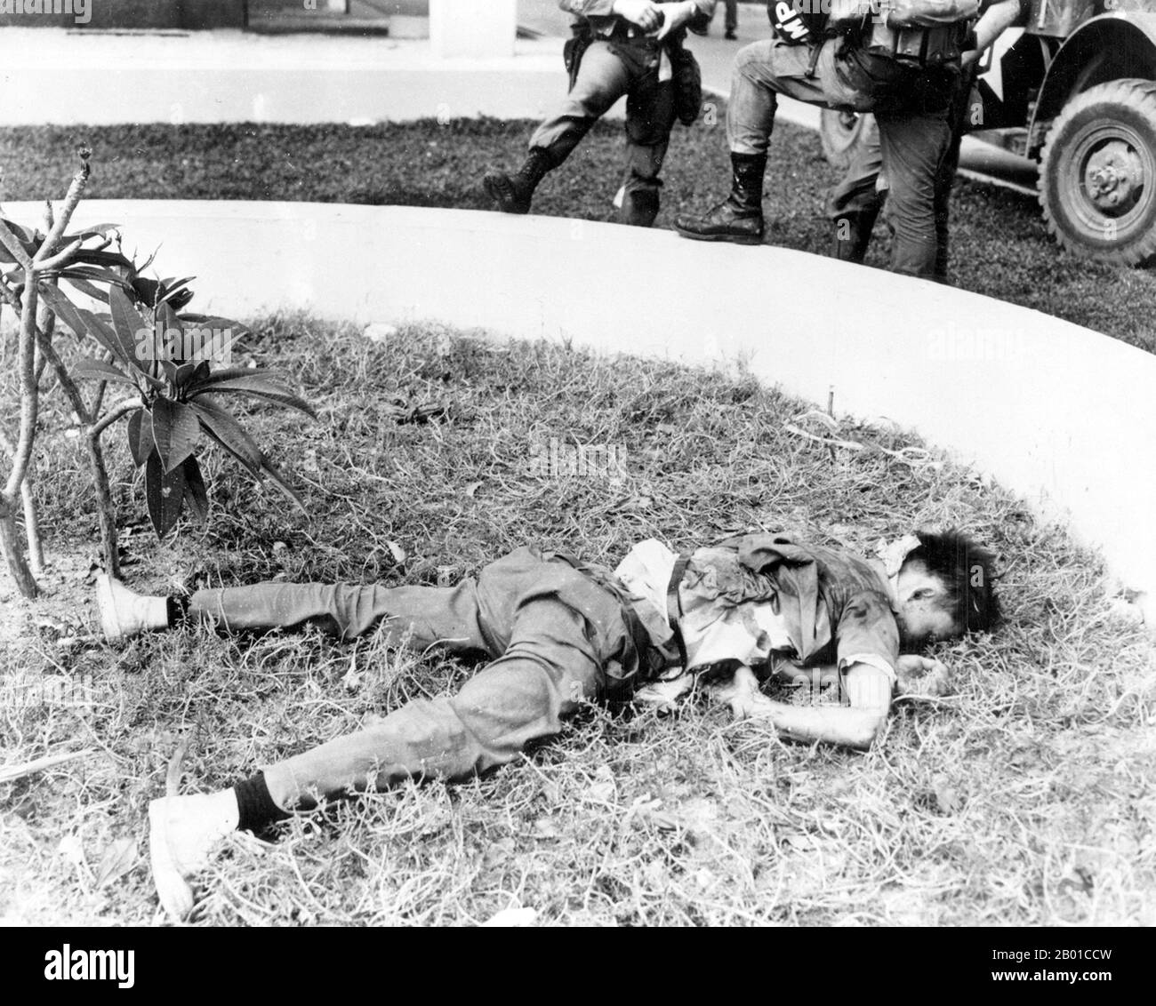 Vietnam: Guérilla du Front de libération nationale (Viet Cong), ambassade des États-Unis, Saigon - offensive de Tet, 31 janvier 1968. Peu après minuit, le 31 janvier 1968, 19 sapeurs de Viecong du bataillon d'élite C-10 Sapper se sont rassemblés dans une maison de sécurité de Viecong dans un atelier de réparation automobile au 59, rue Phan Thanh Gian pour distribuer des armes et effectuer les préparatifs finaux de l'attaque. À 02:47 heures, les Vietcong ont percé un petit trou dans le mur périmétrique du boulevard Thong Nhut et ont obtenu l'accès au complexe de l'ambassade. Banque D'Images