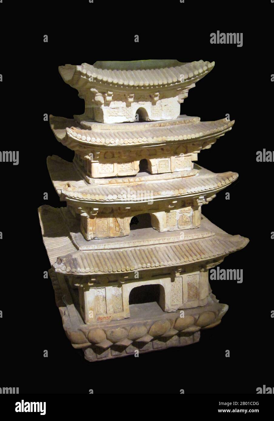 Vietnam : un stupa avec des décorations de lotus, de feuille de bodhi et de danseuse. Céramique, dynastie Lý, 11th-13th siècle. Musée national d'histoire vietnamienne, Hanoï. Photo par Gryffindor - Jbarta (Licence CC BY-sa 3,0). Banque D'Images