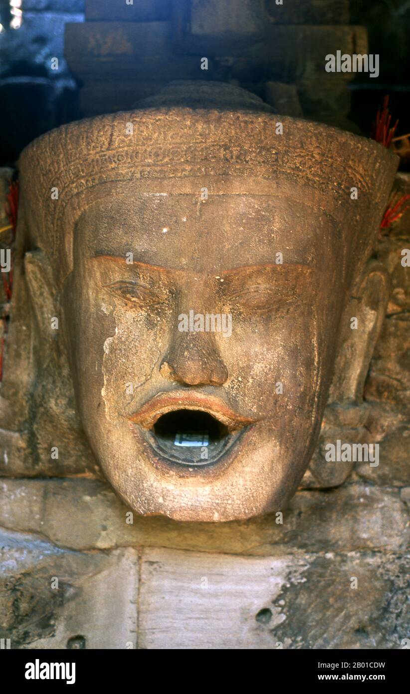 Neak Pean (les serpents enchevêinés) est une île artificielle avec un temple bouddhiste sur une île circulaire à Preah Khan Baray construite pendant le règne du roi Jayavarman VII Un baray est un corps artificiel d'eau. La piscine centrale représente le lac de l'Himalaya Anavatapta, situé au sommet de l'univers, qui était censé donner naissance aux quatre grandes rivières du monde. Ces quatre rivières sont représentées à Neak Pean par quatre têtes de type gargoyle qui, lorsqu'elles sont ouvertes, permettraient à l'eau de s'écouler de la piscine principale vers les quatre plus petites piscines. Banque D'Images