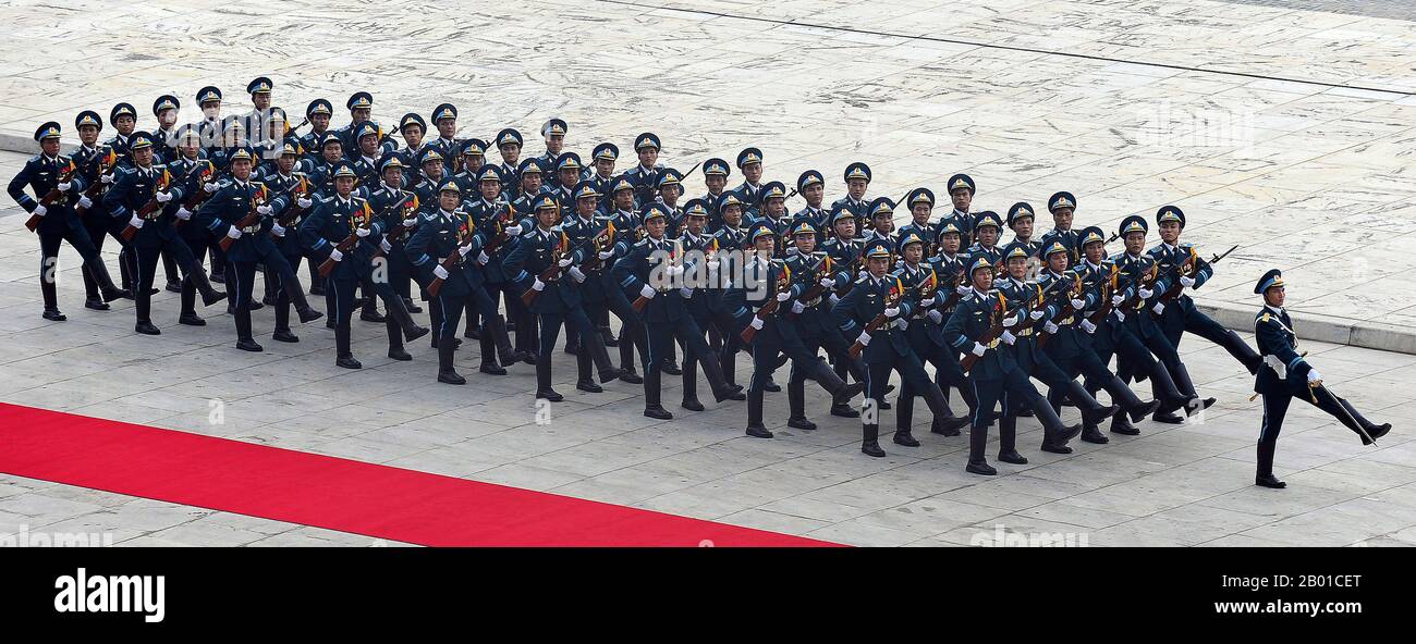 Vietnam : une garde d'honneur de l'armée vietnamienne au Sommet de l'ANASE de 16th, Centre national de congrès du Vietnam, Hanoï. Photo du Sergent maître Jerry Morrison (domaine public), 2010. Le bataillon de garde d'honneur militaire de l'Armée populaire du Vietnam a marché devant le tapis rouge pour le secrétaire américain à la Défense Robert Gates lors de la première réunion "plus" des ministres de la Défense de l'Association des nations de l'Asie du Sud-est (ASEAN), Hanoï, octobre 2010. Banque D'Images