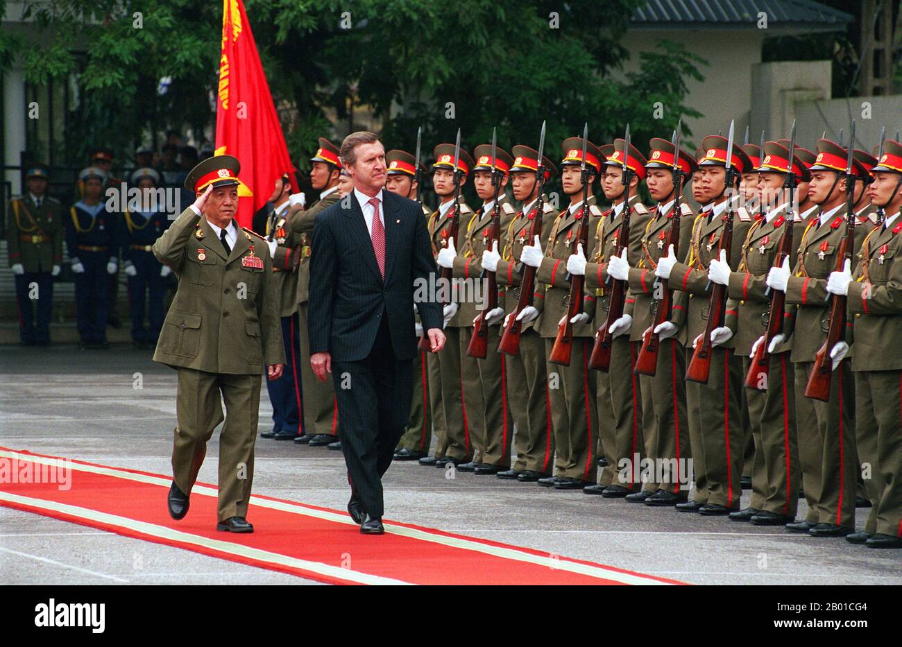 Vietnam: Le Lgén Pham Van Tra, ministre vietnamien de la Défense, avec le secrétaire américain à la Défense William S. Cohen, Hanoï. Photo de Helence C. Stikkel (domaine public), 13 mars 2000. Le ministre vietnamien de la Défense, le Lieutenant-général Pham Van Tra (à gauche) escorte le secrétaire à la Défense William S. Cohen (à droite) pendant qu'il inspecte les troupes lors d'une cérémonie d'honneur des forces armées à la Maison d'hôtes du ministère de la Défense à Hanoi, au Vietnam. Cohen a été le premier secrétaire américain à la défense à se rendre au Vietnam depuis la fin de la guerre du Vietnam en 1975. Banque D'Images