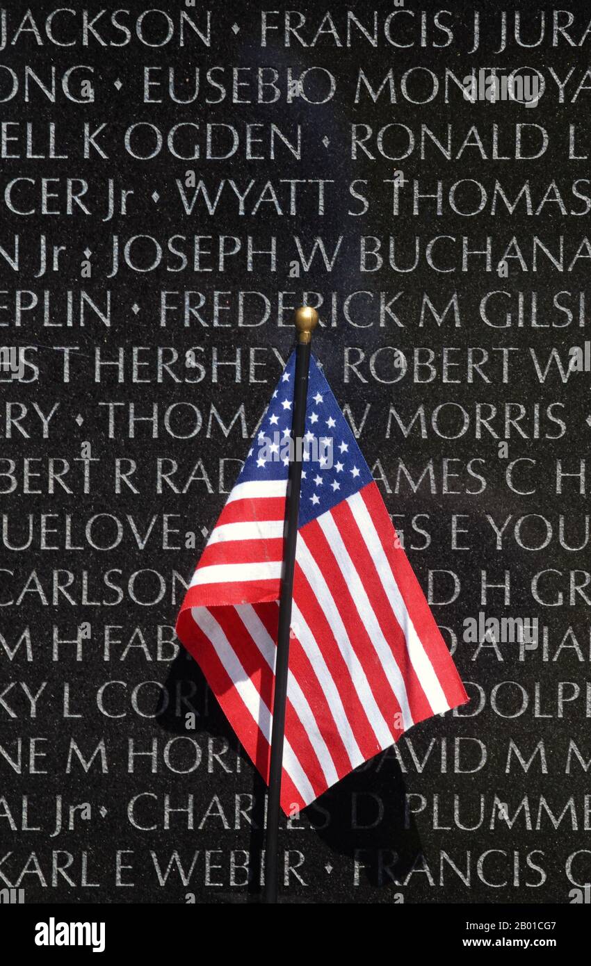 USA: Un petit drapeau américain se dresse contre le mur commémoratif des anciens combattants du Vietnam, Washington DC. Photo de William D. Moss (domaine public), 4 mai 2010. Le mémorial des anciens combattants du Vietnam est un monument national à Washington, D.C., il rend hommage aux membres des forces armées américaines qui ont combattu pendant la guerre du Vietnam, les membres des services qui sont morts en service au Vietnam/en Asie du Sud-est, Et les membres du service qui étaient non comptabilisés (disparus en action) pendant la guerre. Banque D'Images