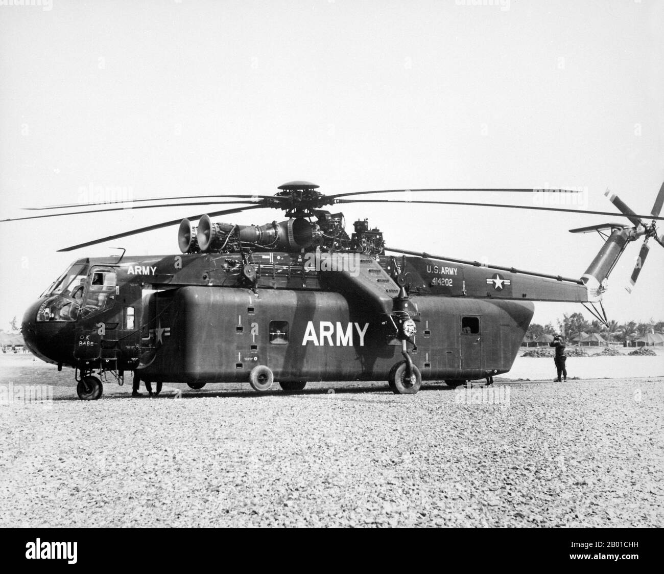Vietnam: Un hélicoptère de l'armée américaine Sikorsky YCH-54A Tarhe 'ski Crane' capable de soulever des charges extrêmement lourdes comme des chars et des bulldozers, vers 1965-1966. La deuxième guerre d'Indochine, connue en Amérique sous le nom de guerre du Vietnam, a été un conflit militaire de l'époque de la Guerre froide qui s'est produit au Vietnam, au Laos et au Cambodge du 1 novembre 1955 à la chute de Saigon le 30 avril 1975. Cette guerre a suivi la première Guerre d'Indochine et a été menée entre le Nord du Vietnam, soutenu par ses alliés communistes, et le gouvernement du Sud Vietnam, soutenu par les États-Unis et d'autres nations anticommunistes. Banque D'Images Vietnam: Un hélicoptère de l'armée américaine Sikorsky YCH-54A Tarhe 'ski Crane' capable de soulever des charges extrêmement lourdes comme des chars et des bulldozers, vers 1965-1966. La deuxième guerre d'Indochine, connue en Amérique sous le nom de guerre du Vietnam, a été un conflit militaire de l'époque de la Guerre froide qui s'est produit au Vietnam, au Laos et au Cambodge du 1 novembre 1955 à la chute de Saigon le 30 avril 1975. Cette guerre a suivi la première Guerre d'Indochine et a été menée entre le Nord du Vietnam, soutenu par ses alliés communistes, et le gouvernement du Sud Vietnam, soutenu par les États-Unis et d'autres nations anticommunistes. Banque D'Images