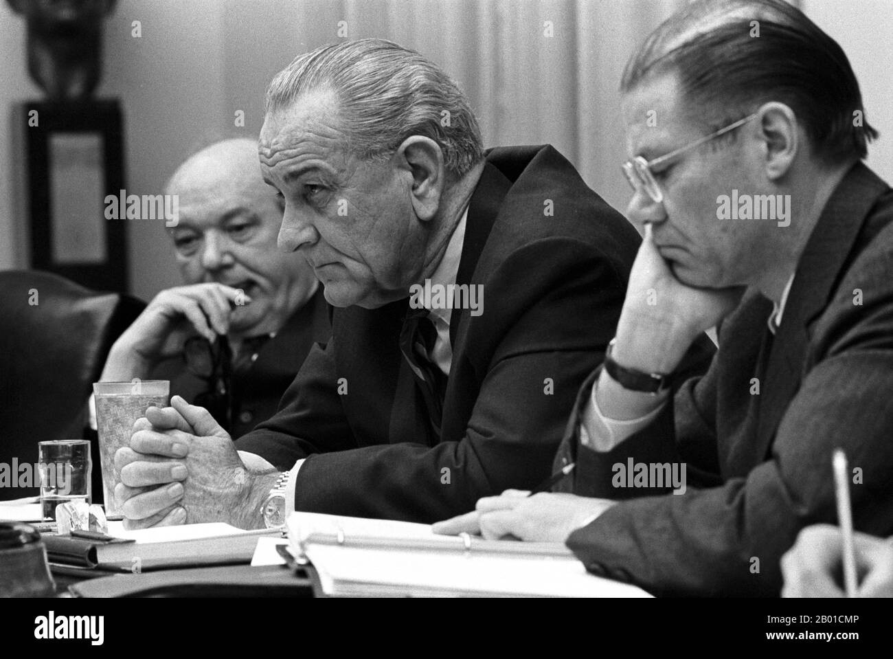 États-Unis/Vietnam : Dean Rusk, Lyndon B. Johnson et Robert McNamara dans une réunion du Cabinet de la Maison Blanche. Photo de Yoichi Okamoto (1915-1985, domaine public), 9 février 1968. De gauche à droite, Dean Rusk, secrétaire d'État des États-Unis (1961-1969), Lyndon Baines Johnson, président des États-Unis (1963-1969) et Robert McNamara, secrétaire de la Défense des États-Unis (1961-1968), se revoient au sein du cabinet de la Maison Blanche, au plus fort de l'offensive de Tet au Vietnam (30 janvier - 28 mars 1968). Banque D'Images