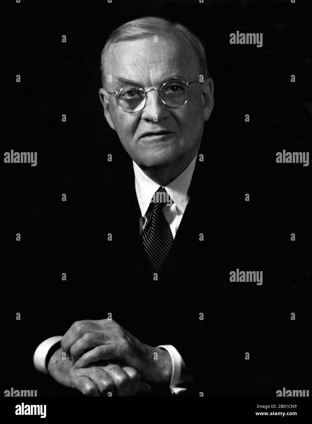 Etats-Unis: John Foster Dulles (25 février 1888 - 24 mai 1959), 52nd Secrétaire d'Etat américain (1953-1959), 1953. John Foster Dulles a été secrétaire d'État des États-Unis sous la présidence de Dwight D. Eisenhower de 1953 à 1959. Il a été une figure importante au début de la Guerre froide, préconisant une position agressive contre le communisme dans le monde entier. Il a plaidé pour le soutien des Français dans leur guerre contre le Viet Minh en Indochine et il est largement admis qu'il a refusé de serrer la main de Zhou Enlai à la Conférence de Genève en 1954. Banque D'Images